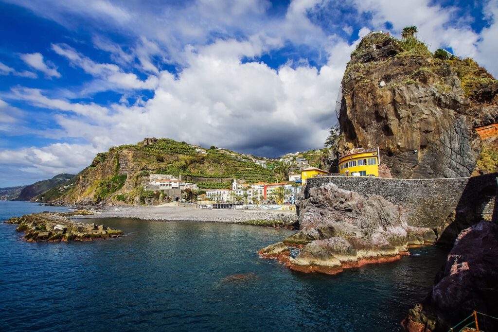 Mietwagen Madeira Funchal Flughafen Sicht auf eine Bucht